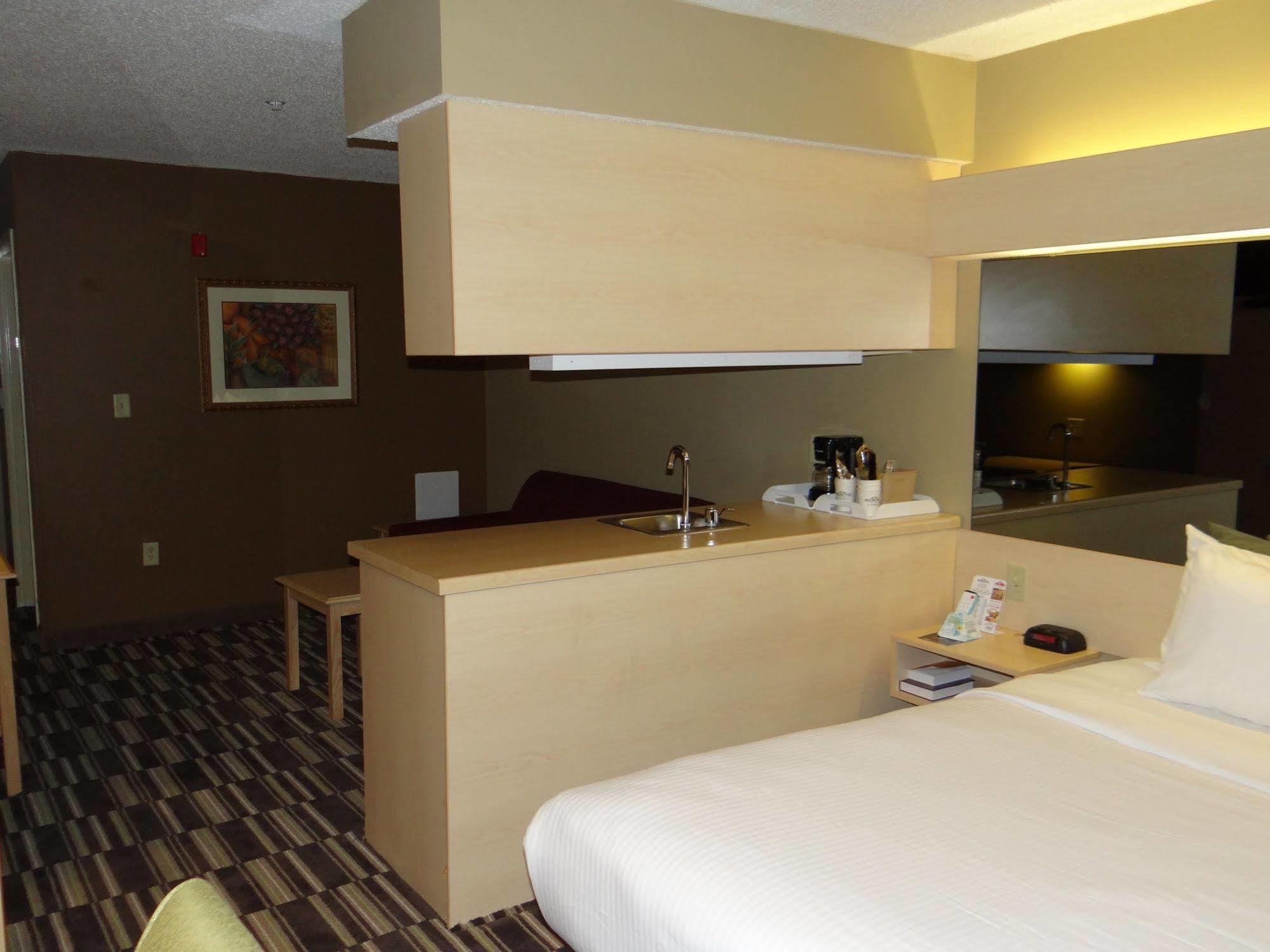 Motel Microtel And - Salisbury